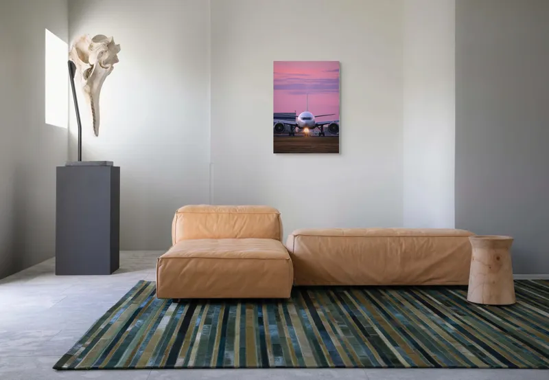 Tablou Canvas, "Avion pregătit de decolare la apus", Avion, Răsărit, Cer, Pista, Zbor, Călătorie, Aripi, Horizont, Nori, Lumini, 50 x 70 cm – poza 7