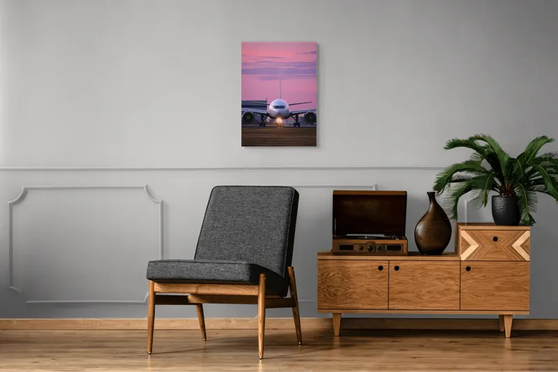 Tablou Canvas, "Avion pregătit de decolare la apus", Avion, Răsărit, Cer, Pista, Zbor, Călătorie, Aripi, Horizont, Nori, Lumini, 50 x 70 cm – poza 8