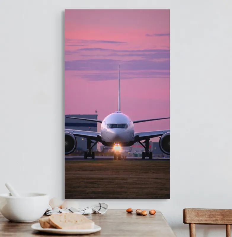 Tablou Canvas, "Avion pregătit de decolare la apus", Avion, Răsărit, Cer, Pista, Zbor, Călătorie, Aripi, Horizont, Nori, Lumini, 50 x 90 cm – poza 3