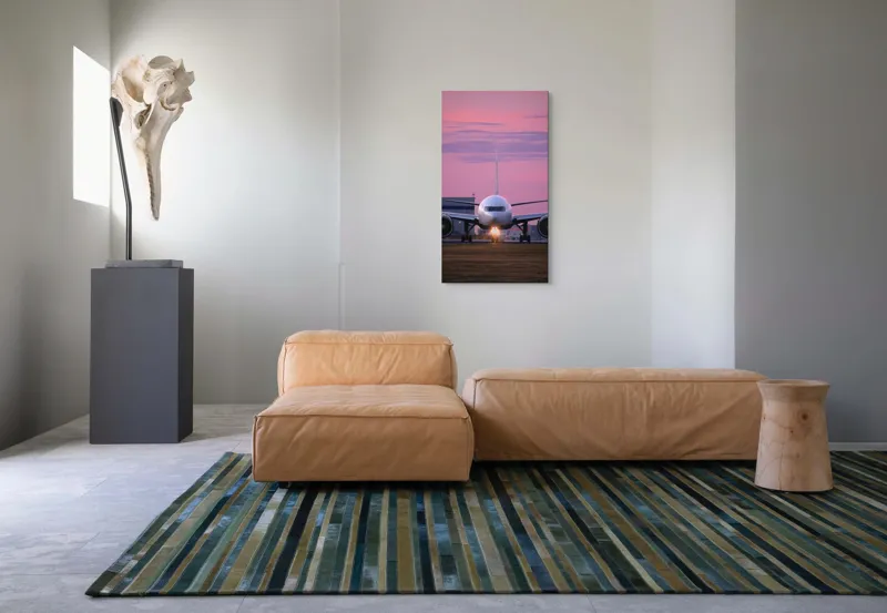 Tablou Canvas, "Avion pregătit de decolare la apus", Avion, Răsărit, Cer, Pista, Zbor, Călătorie, Aripi, Horizont, Nori, Lumini, 50 x 90 cm – poza 5