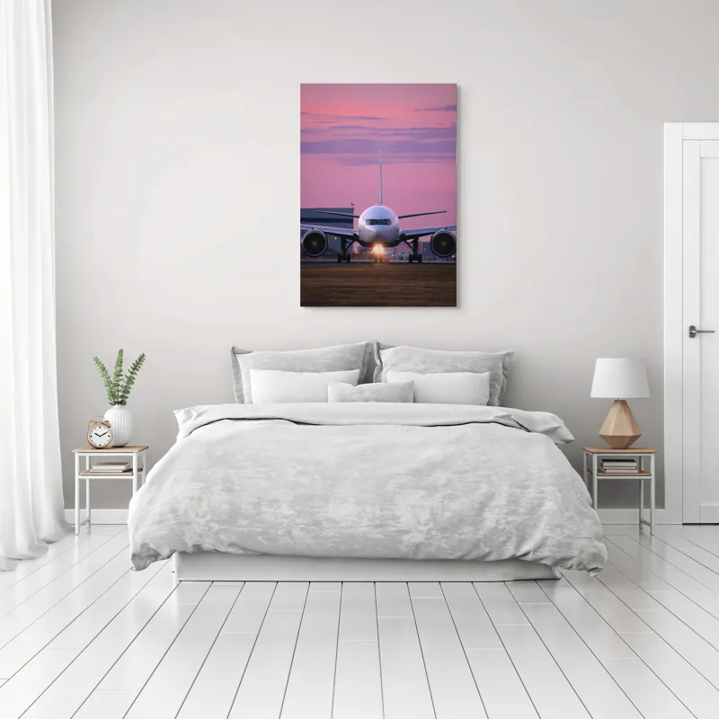 Tablou Canvas, "Avion pregătit de decolare la apus", Avion, Răsărit, Cer, Pista, Zbor, Călătorie, Aripi, Horizont, Nori, Lumini, 70 x 100 cm – poza 3