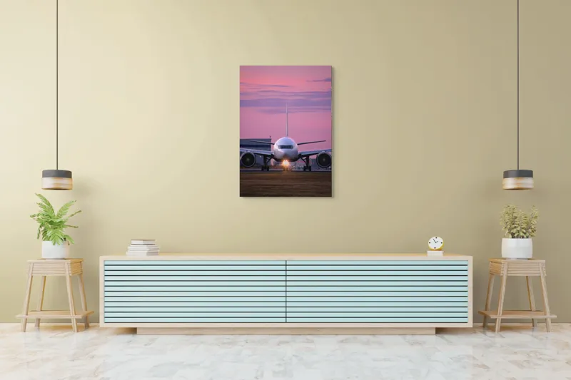 Tablou Canvas, "Avion pregătit de decolare la apus", Avion, Răsărit, Cer, Pista, Zbor, Călătorie, Aripi, Horizont, Nori, Lumini, 70 x 100 cm – poza 5