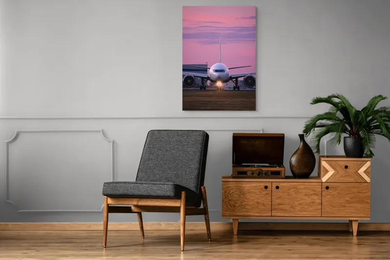 Tablou Canvas, "Avion pregătit de decolare la apus", Avion, Răsărit, Cer, Pista, Zbor, Călătorie, Aripi, Horizont, Nori, Lumini, 70 x 100 cm – poza 6