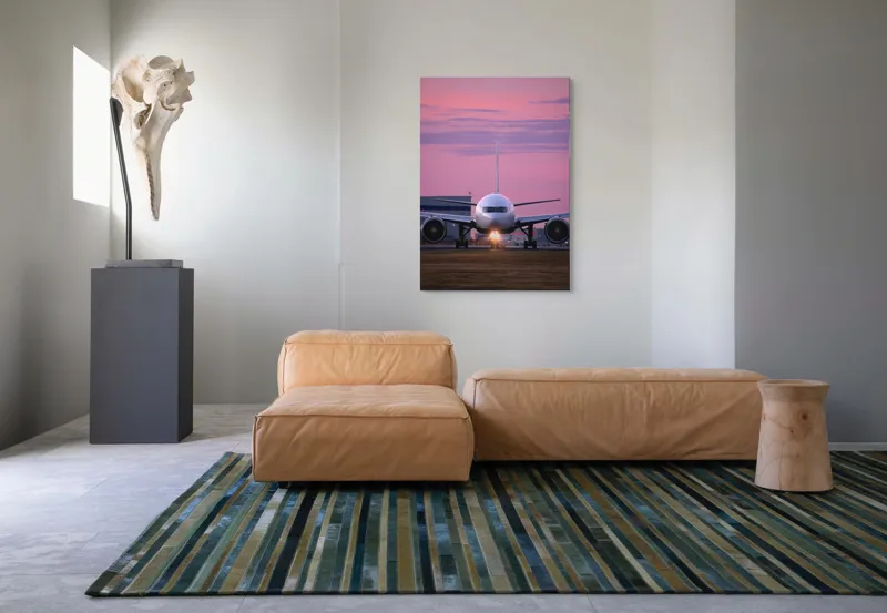 Tablou Canvas, "Avion pregătit de decolare la apus", Avion, Răsărit, Cer, Pista, Zbor, Călătorie, Aripi, Horizont, Nori, Lumini, 70 x 100 cm – poza 7