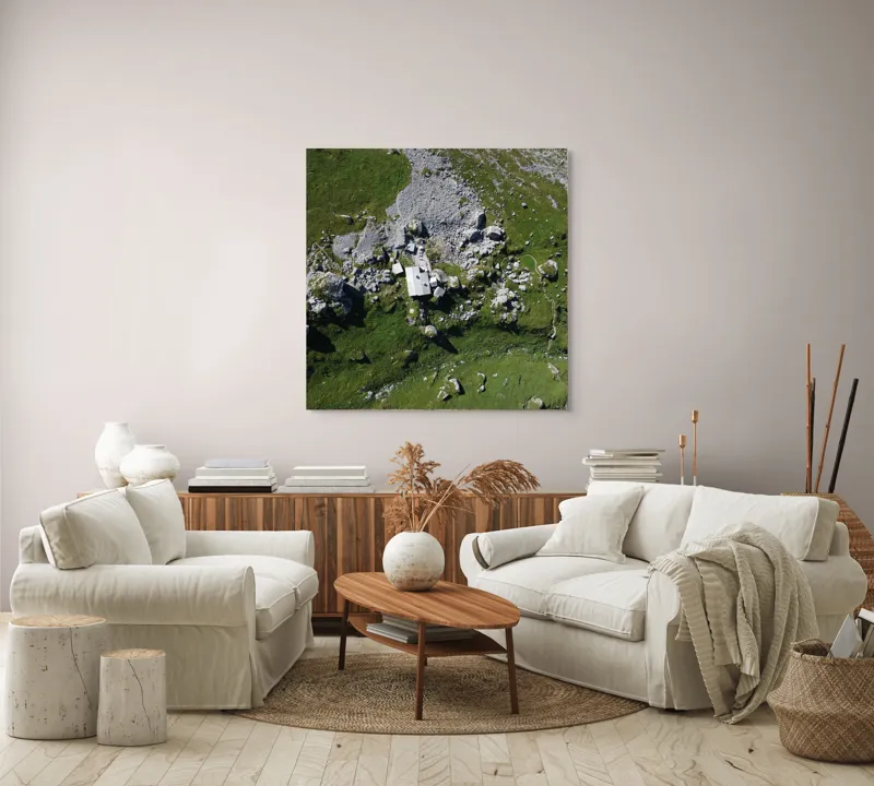 Tablou Canvas, "Coliba singuratică în munții verzi", Verdant, Stânci, Cabana, Izolat, Peisaj, Pitoresc, Natură, Alpin, Silentios, Evasiv, 100 x 100 cm – poza 3
