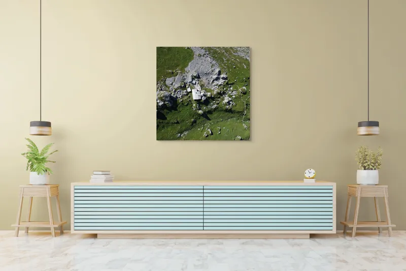 Tablou Canvas, "Coliba singuratică în munții verzi", Verdant, Stânci, Cabana, Izolat, Peisaj, Pitoresc, Natură, Alpin, Silentios, Evasiv, 100 x 100 cm – poza 5