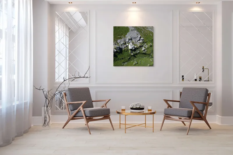 Tablou Canvas, "Coliba singuratică în munții verzi", Verdant, Stânci, Cabana, Izolat, Peisaj, Pitoresc, Natură, Alpin, Silentios, Evasiv, 100 x 100 cm – poza 7
