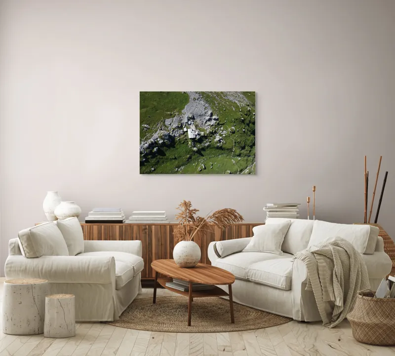 Tablou Canvas, "Coliba singuratică în munții verzi", Verdant, Stânci, Cabana, Izolat, Peisaj, Pitoresc, Natură, Alpin, Silentios, Evasiv, 100 x 70 cm – poza 3