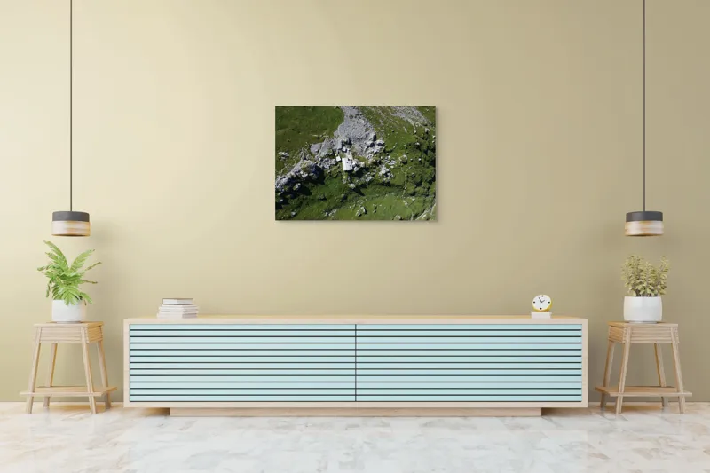 Tablou Canvas, "Coliba singuratică în munții verzi", Verdant, Stânci, Cabana, Izolat, Peisaj, Pitoresc, Natură, Alpin, Silentios, Evasiv, 100 x 70 cm – poza 4