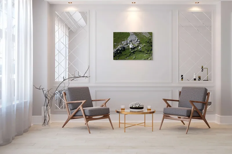 Tablou Canvas, "Coliba singuratică în munții verzi", Verdant, Stânci, Cabana, Izolat, Peisaj, Pitoresc, Natură, Alpin, Silentios, Evasiv, 100 x 70 cm – poza 5