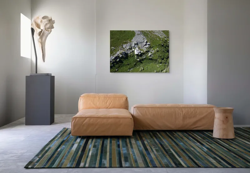 Tablou Canvas, "Coliba singuratică în munții verzi", Verdant, Stânci, Cabana, Izolat, Peisaj, Pitoresc, Natură, Alpin, Silentios, Evasiv, 100 x 70 cm – poza 7