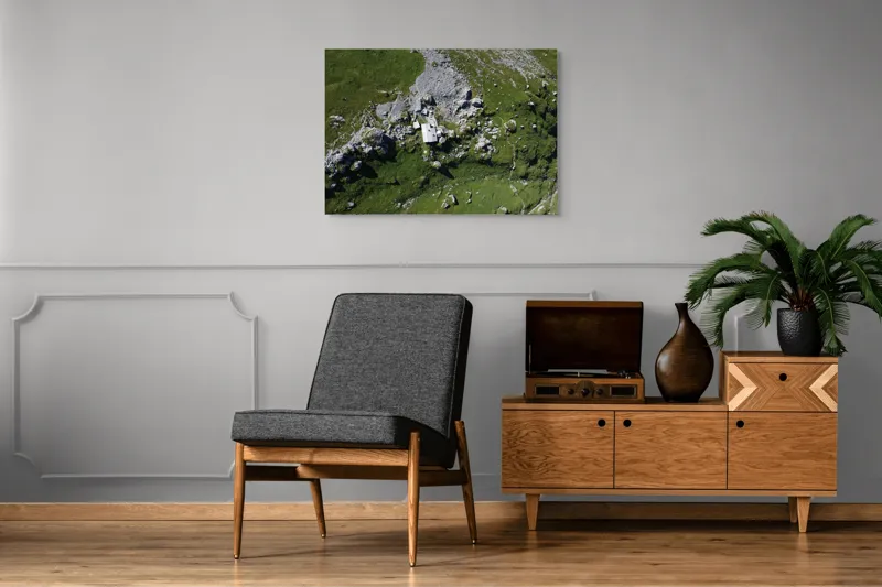 Tablou Canvas, "Coliba singuratică în munții verzi", Verdant, Stânci, Cabana, Izolat, Peisaj, Pitoresc, Natură, Alpin, Silentios, Evasiv, 100 x 70 cm – poza 8