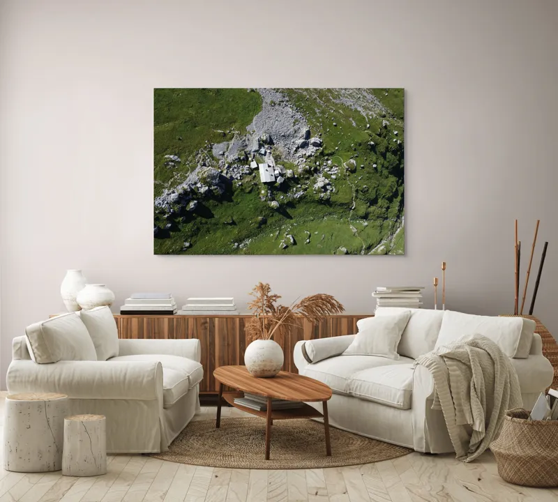 Tablou Canvas, "Coliba singuratică în munții verzi", Verdant, Stânci, Cabana, Izolat, Peisaj, Pitoresc, Natură, Alpin, Silentios, Evasiv, 150 x 100 cm – poza 3