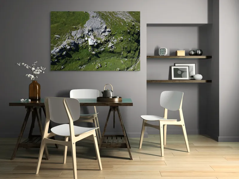 Tablou Canvas, "Coliba singuratică în munții verzi", Verdant, Stânci, Cabana, Izolat, Peisaj, Pitoresc, Natură, Alpin, Silentios, Evasiv, 150 x 100 cm – poza 5