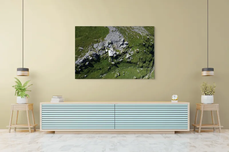 Tablou Canvas, "Coliba singuratică în munții verzi", Verdant, Stânci, Cabana, Izolat, Peisaj, Pitoresc, Natură, Alpin, Silentios, Evasiv, 150 x 100 cm – poza 6