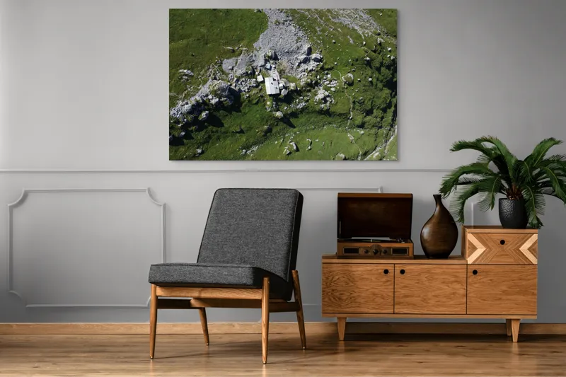 Tablou Canvas, "Coliba singuratică în munții verzi", Verdant, Stânci, Cabana, Izolat, Peisaj, Pitoresc, Natură, Alpin, Silentios, Evasiv, 150 x 100 cm – poza 8