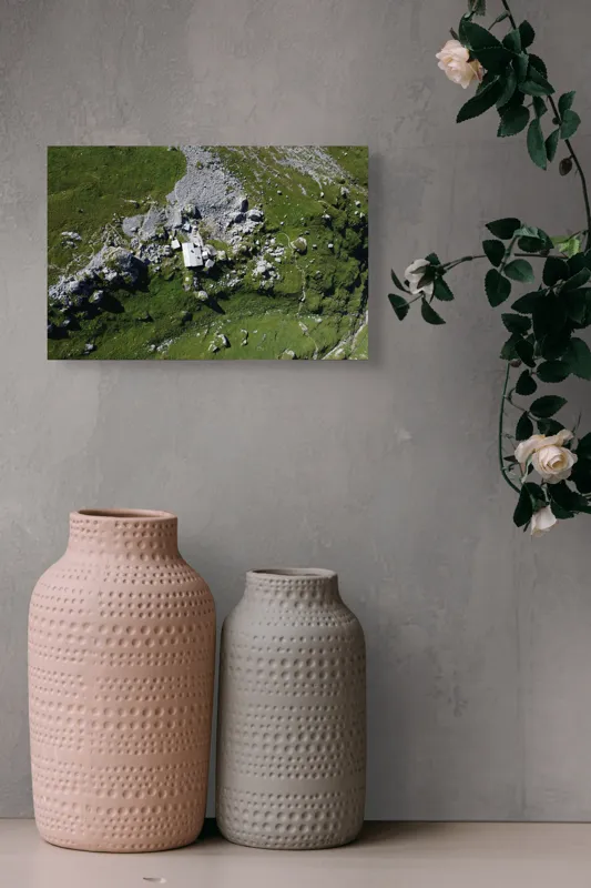 Tablou Canvas, "Coliba singuratică în munții verzi", Verdant, Stânci, Cabana, Izolat, Peisaj, Pitoresc, Natură, Alpin, Silentios, Evasiv, 39 x 26 cm – poza 4