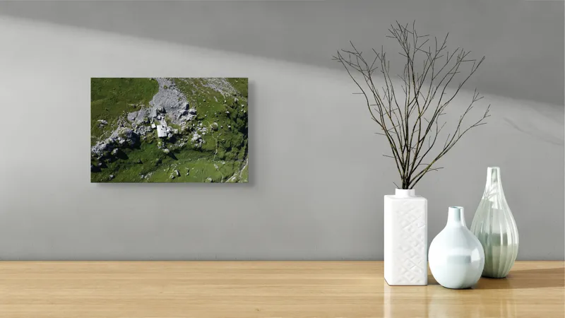 Tablou Canvas, "Coliba singuratică în munții verzi", Verdant, Stânci, Cabana, Izolat, Peisaj, Pitoresc, Natură, Alpin, Silentios, Evasiv, 39 x 26 cm – poza 8