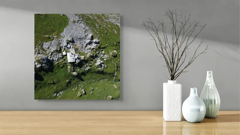 Tablou Canvas, "Coliba singuratică în munții verzi", Verdant, Stânci, Cabana, Izolat, Peisaj, Pitoresc, Natură, Alpin, Silentios, Evasiv, 50 x 50 cm – poza 3