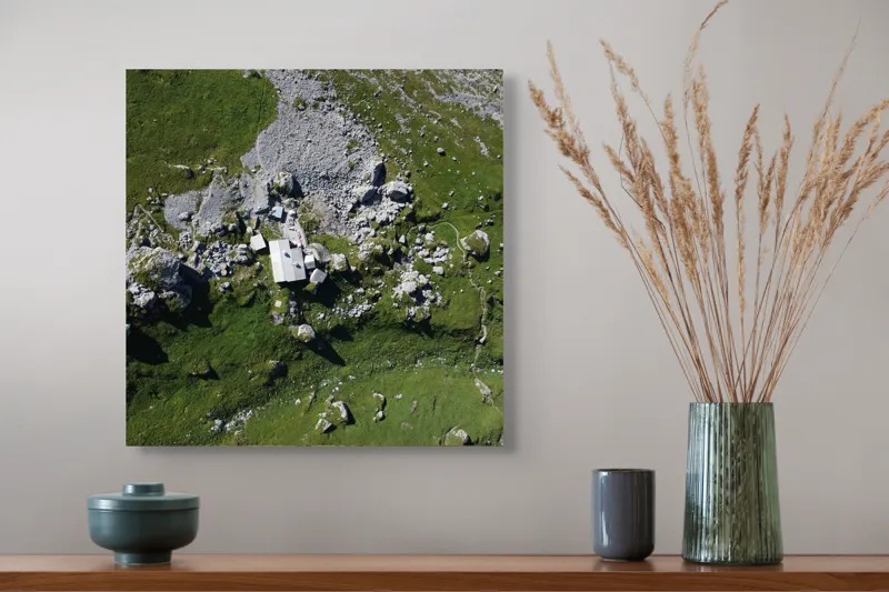 Tablou Canvas, "Coliba singuratică în munții verzi", Verdant, Stânci, Cabana, Izolat, Peisaj, Pitoresc, Natură, Alpin, Silentios, Evasiv, 50 x 50 cm – poza 4