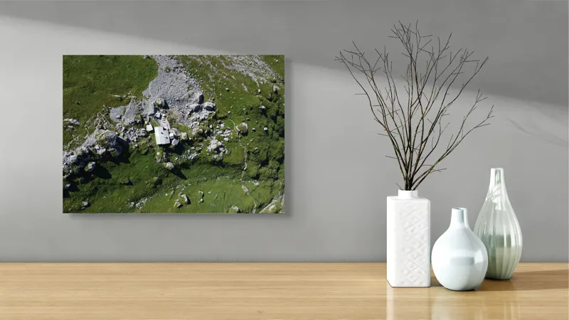 Tablou Canvas, "Coliba singuratică în munții verzi", Verdant, Stânci, Cabana, Izolat, Peisaj, Pitoresc, Natură, Alpin, Silentios, Evasiv, 54 x 39 cm – poza 3