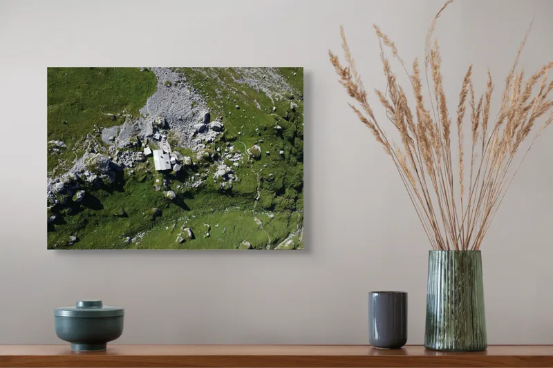 Tablou Canvas, "Coliba singuratică în munții verzi", Verdant, Stânci, Cabana, Izolat, Peisaj, Pitoresc, Natură, Alpin, Silentios, Evasiv, 54 x 39 cm – poza 4