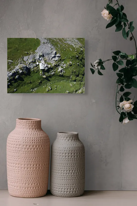 Tablou Canvas, "Coliba singuratică în munții verzi", Verdant, Stânci, Cabana, Izolat, Peisaj, Pitoresc, Natură, Alpin, Silentios, Evasiv, 54 x 39 cm – poza 8