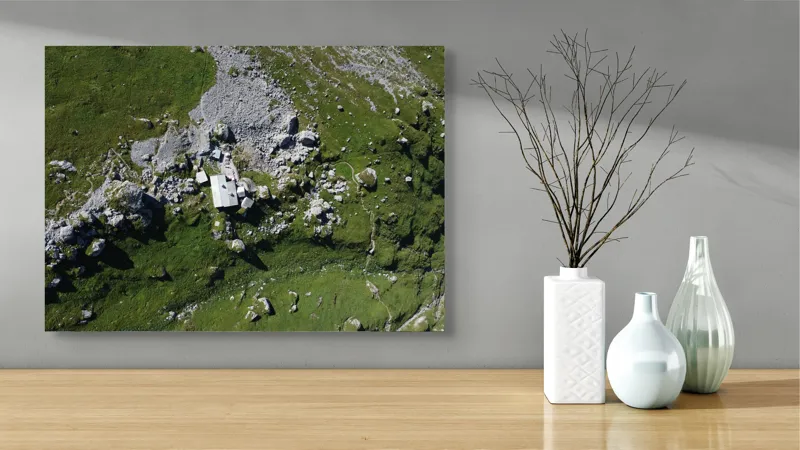 Tablou Canvas, "Coliba singuratică în munții verzi", Verdant, Stânci, Cabana, Izolat, Peisaj, Pitoresc, Natură, Alpin, Silentios, Evasiv, 70 x 50 cm – poza 3