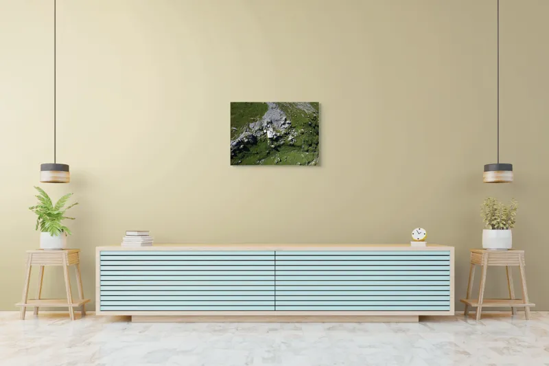 Tablou Canvas, "Coliba singuratică în munții verzi", Verdant, Stânci, Cabana, Izolat, Peisaj, Pitoresc, Natură, Alpin, Silentios, Evasiv, 70 x 50 cm – poza 7