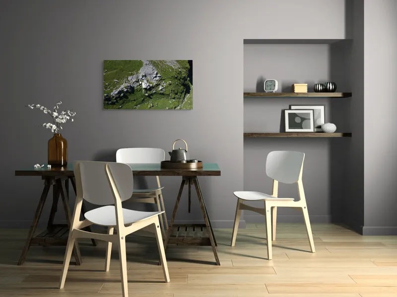 Tablou Canvas, "Coliba singuratică în munții verzi", Verdant, Stânci, Cabana, Izolat, Peisaj, Pitoresc, Natură, Alpin, Silentios, Evasiv, 90 x 50 cm – poza 3