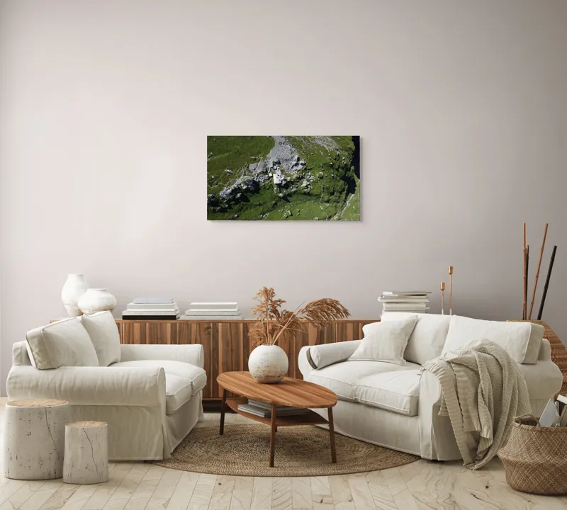 Tablou Canvas, "Coliba singuratică în munții verzi", Verdant, Stânci, Cabana, Izolat, Peisaj, Pitoresc, Natură, Alpin, Silentios, Evasiv, 90 x 50 cm – poza 4