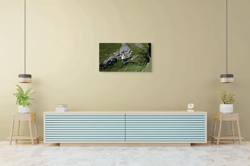 Tablou Canvas, "Coliba singuratică în munții verzi", Verdant, Stânci, Cabana, Izolat, Peisaj, Pitoresc, Natură, Alpin, Silentios, Evasiv, 90 x 50 cm – poza 5