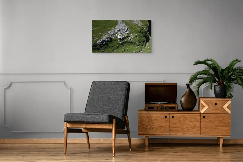 Tablou Canvas, "Coliba singuratică în munții verzi", Verdant, Stânci, Cabana, Izolat, Peisaj, Pitoresc, Natură, Alpin, Silentios, Evasiv, 90 x 50 cm – poza 6