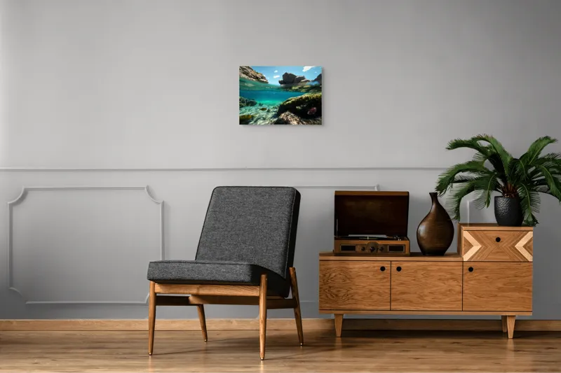 Tablou Canvas, "Lumea subacvatică îmbrațișată de soare", Stânci, Apă, Albastru, Pești, Corali, Cer, Nor, Lumină, 54 x 39 cm – poza 7