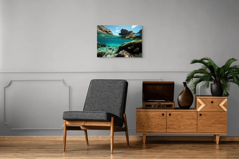 Tablou Canvas, "Lumea subacvatică îmbrațișată de soare", Stânci, Apă, Albastru, Pești, Corali, Cer, Nor, Lumină, 70 x 50 cm – poza 4
