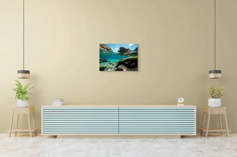 Tablou Canvas, "Lumea subacvatică îmbrațișată de soare", Stânci, Apă, Albastru, Pești, Corali, Cer, Nor, Lumină, 70 x 50 cm – poza 7