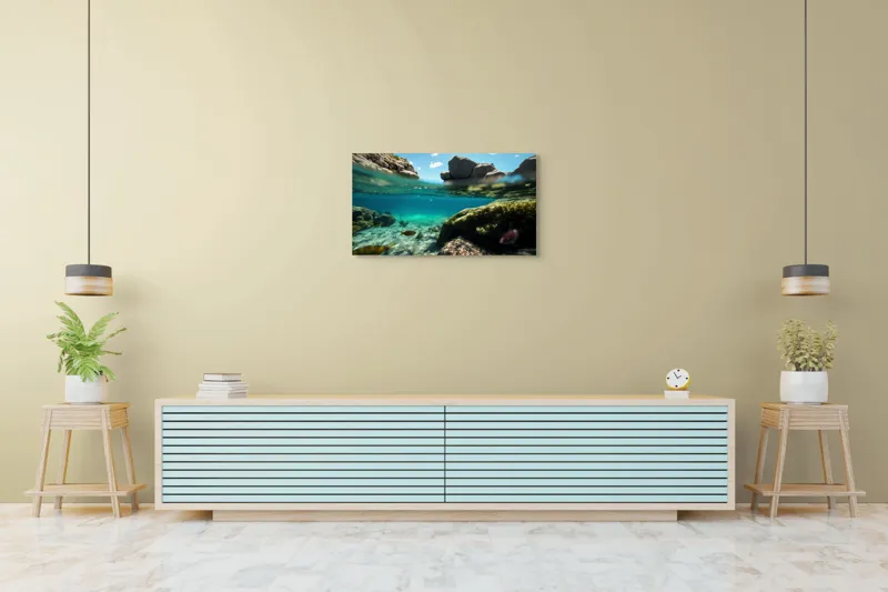 Tablou Canvas, "Lumea subacvatică îmbrațișată de soare", Stânci, Apă, Albastru, Pești, Corali, Cer, Nor, Lumină, 90 x 50 cm – poza 5