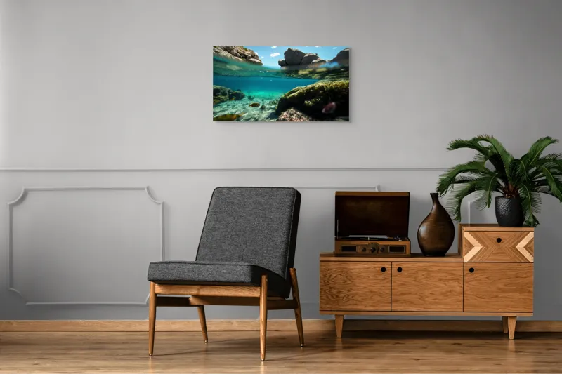 Tablou Canvas, "Lumea subacvatică îmbrațișată de soare", Stânci, Apă, Albastru, Pești, Corali, Cer, Nor, Lumină, 90 x 50 cm – poza 6