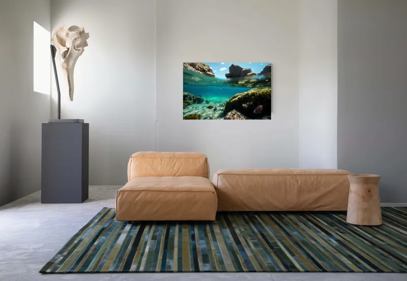 Tablou Canvas, "Lumea subacvatică îmbrațișată de soare", Stânci, Apă, Albastru, Pești, Corali, Cer, Nor, Lumină, 90 x 50 cm – poza 8