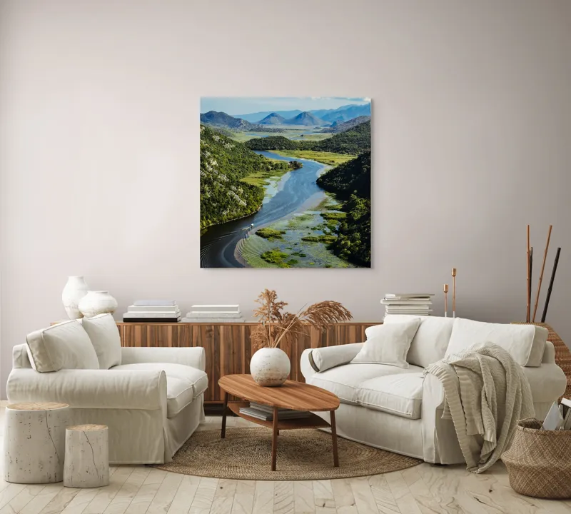 Tablou Canvas, "Vârtejul liniștit al râului verde", Peisaj, Râu, Munți, Vegetație, Cer, Natură, Albastru, Verde, Liniște, Tranquilitate, 100 x 100 cm – poza 3