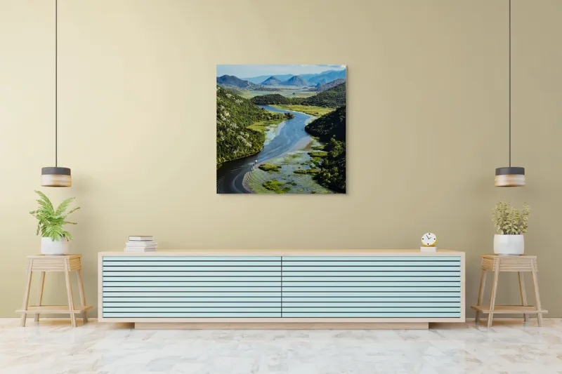 Tablou Canvas, "Vârtejul liniștit al râului verde", Peisaj, Râu, Munți, Vegetație, Cer, Natură, Albastru, Verde, Liniște, Tranquilitate, 100 x 100 cm – poza 5