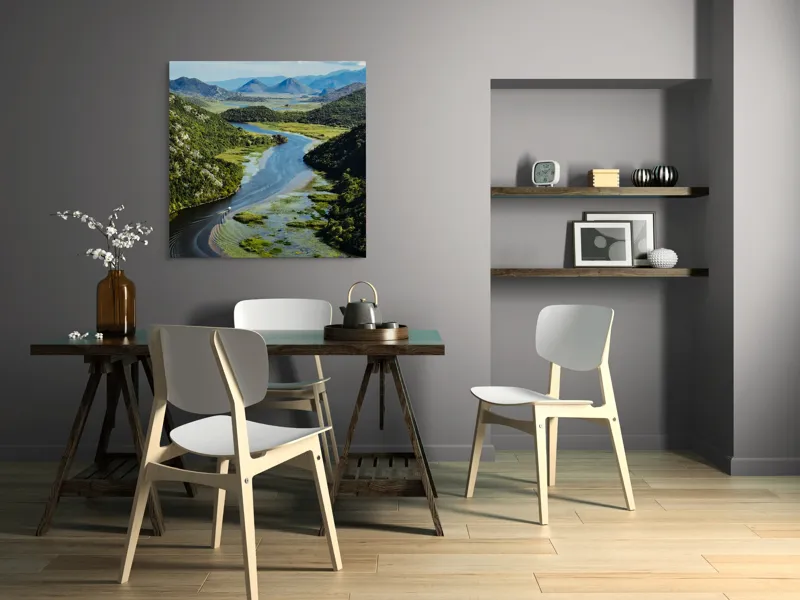Tablou Canvas, "Vârtejul liniștit al râului verde", Peisaj, Râu, Munți, Vegetație, Cer, Natură, Albastru, Verde, Liniște, Tranquilitate, 100 x 100 cm – poza 6