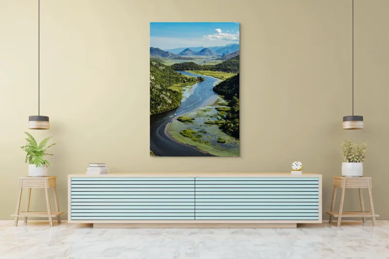 Tablou Canvas, "Vârtejul liniștit al râului verde", Peisaj, Râu, Munți, Vegetație, Cer, Natură, Albastru, Verde, Liniște, Tranquilitate, 100 x 150 cm – poza 4