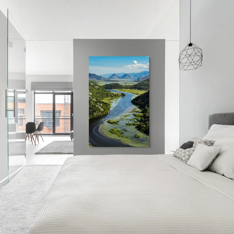 Tablou Canvas, "Vârtejul liniștit al râului verde", Peisaj, Râu, Munți, Vegetație, Cer, Natură, Albastru, Verde, Liniște, Tranquilitate, 100 x 150 cm – poza 5