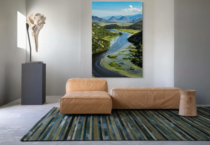Tablou Canvas, "Vârtejul liniștit al râului verde", Peisaj, Râu, Munți, Vegetație, Cer, Natură, Albastru, Verde, Liniște, Tranquilitate, 100 x 150 cm – poza 7