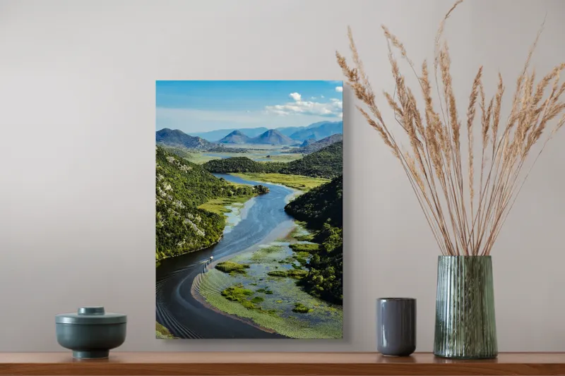 Tablou Canvas, "Vârtejul liniștit al râului verde", Peisaj, Râu, Munți, Vegetație, Cer, Natură, Albastru, Verde, Liniște, Tranquilitate, 39 x 54 cm – poza 3