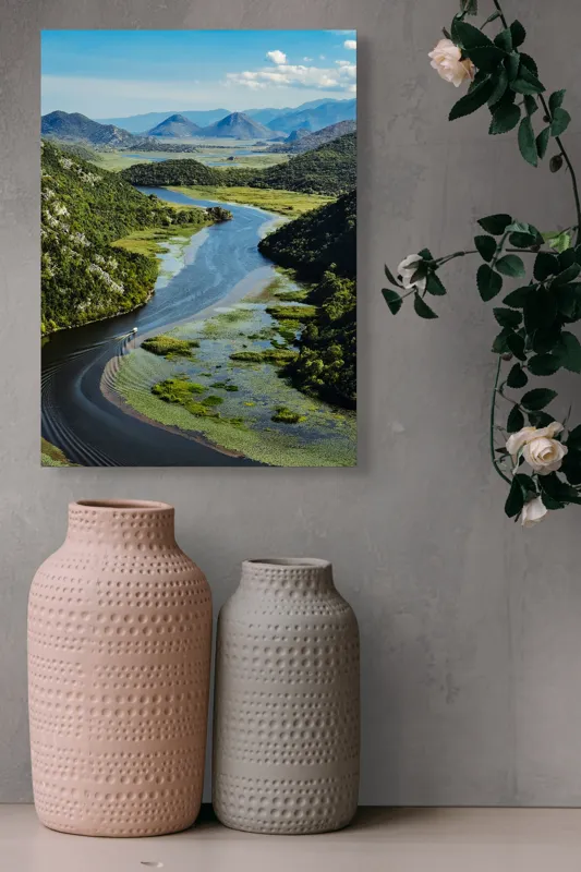 Tablou Canvas, "Vârtejul liniștit al râului verde", Peisaj, Râu, Munți, Vegetație, Cer, Natură, Albastru, Verde, Liniște, Tranquilitate, 39 x 54 cm – poza 6
