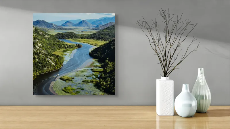 Tablou Canvas, "Vârtejul liniștit al râului verde", Peisaj, Râu, Munți, Vegetație, Cer, Natură, Albastru, Verde, Liniște, Tranquilitate, 50 x 50 cm – poza 3