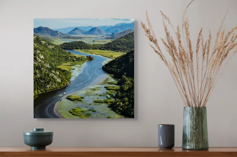 Tablou Canvas, "Vârtejul liniștit al râului verde", Peisaj, Râu, Munți, Vegetație, Cer, Natură, Albastru, Verde, Liniște, Tranquilitate, 50 x 50 cm – poza 4