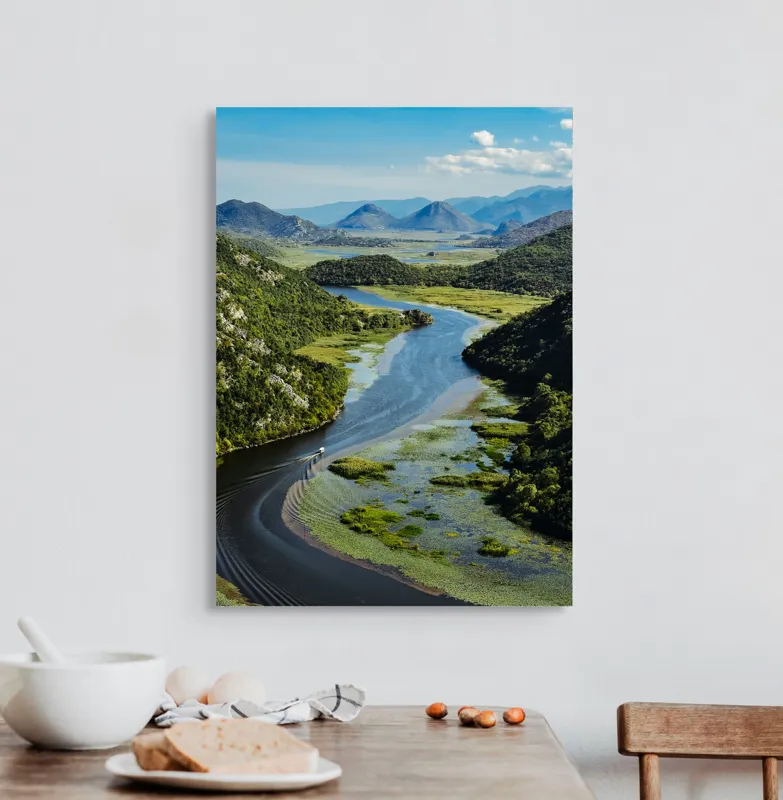 Tablou Canvas, "Vârtejul liniștit al râului verde", Peisaj, Râu, Munți, Vegetație, Cer, Natură, Albastru, Verde, Liniște, Tranquilitate, 50 x 70 cm – poza 3